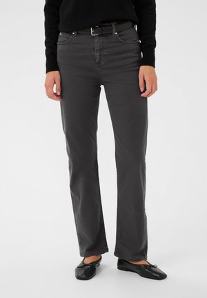 Grau denim Jeans mit geradem Schnitt, fünf Taschen und Gürtelschlaufen, kombiniert mit schwarzen flachen Schuhen. Weiche Textur und robustes Material.