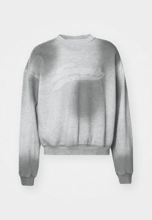 Lysegrå cropped sweatshirt med en strukturet overflate, rund halsutskjæring og ribbestrikkede mansjetter. Har en subtil ton-i-ton logo på forsiden.