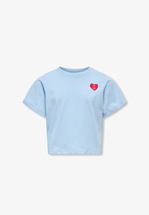 T-shirt corta a maniche corte di colore azzurro con una piccola toppa a forma di cuore rosso sul petto sinistro con la scritta "THE V.I.P CLUB."