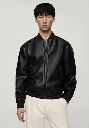 Giacca bomber in pelle nera con zip frontale, polsini a coste e tasche laterali. Texture liscia, design classico, vestibilità su misura.