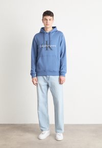 Calvin Klein Jeans SEASONAL MONOLOGO REGULAR HOODIE - Ikdienas džemperis - blue coast