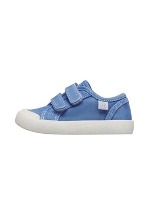 Scarpa da ginnastica blu per bambino piccolo con suola in gomma bianca e due cinturini a strappo per la chiusura, mostrata di profilo su sfondo bianco.