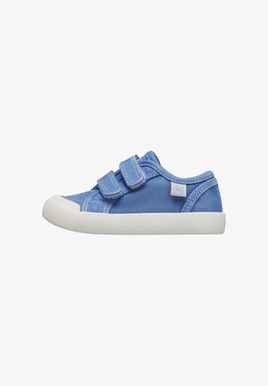 Zapatilla azul para niño pequeño con suela de goma blanca y dos tiras de velcro para abrochar, mostrada de perfil sobre fondo blanco.