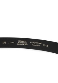 Zwarte leren riem met goudgeembossede tekst, die het merk "Lancaster", het materiaal "echt leer" en "gemaakt in Italië" aangeeft. Klassiek ontwerp.