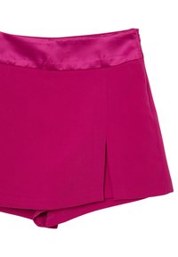 Shorts fucsia con una vita in raso, caratterizzati da pinces frontali e una texture liscia. Progettati senza tasche, l'orlo è dritto e pulito.
