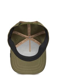 Gorra verde oliva con visera negra, que presenta un forro interior y costuras en color beige. Incluye acentos de logo y paneles de malla para mayor transpirabilidad.