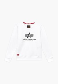 Sweatshirt blanc à manches longues, col rond, avec un logo noir « ALPHA INDUSTRIES » et une étiquette d'accent maroon au bas.