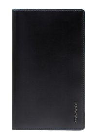 Zwart leren notitieboekomslag met een gladde textuur, afgeronde hoeken en een subtiel blindgeperst logo rechtsonder.