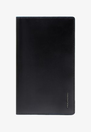 Copertina per notebook in pelle nera con una texture liscia, bordi arrotondati e un logo goffrato sottile nell'angolo in basso a destra.