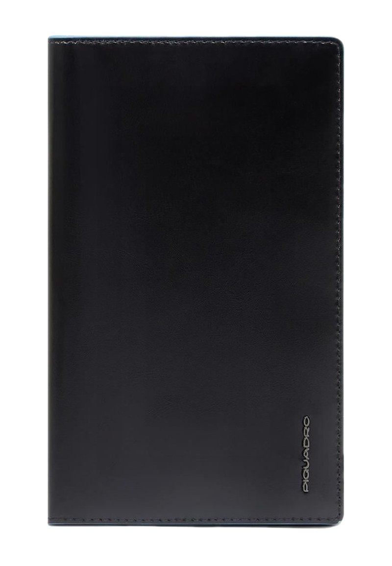 Zwart leren notitieboekomslag met een gladde textuur, afgeronde hoeken en een subtiel blindgeperst logo rechtsonder.