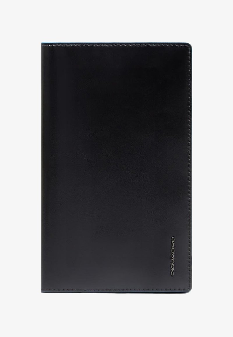 Zwart leren notitieboekomslag met een gladde textuur, afgeronde hoeken en een subtiel blindgeperst logo rechtsonder.