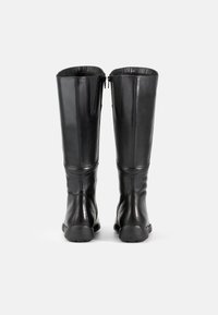 Botas de couro pretas até ao joelho com um acabamento liso, apresentando um fecho de correr na parte de trás e um salto modesto para conforto e estabilidade.