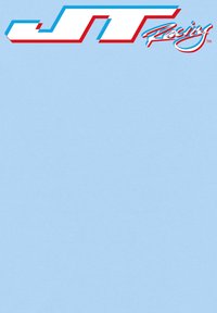 Světle modré pozadí s tučným červeným a modrým logem "JT Racing" nakloněným směrem vzhůru. Písmena jsou silná a úhlová s hladkým povrchem.