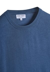 Blauwe wolmix trui met een ronde hals, geribbelde randen en een zachte textuur. Etiket zichtbaar met "Antony Morato" branding.