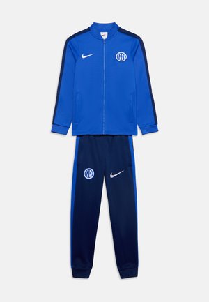 Modro in mornarsko modro Nike trenirka z jopico z zadrgo in hlačami, z logotipi nogometnega kluba Inter Milan na obeh delih.