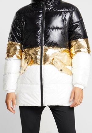 Doudoune en noir, blanc et doré. Caractéristiques : tissu brillant, capuche, fermeture éclair et poignets élastiques. Comprend des poches latérales et un design en blocs de couleurs.