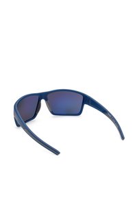 Blauwe plastic zonnebril met donkere verlooplenzen, een rechthoekige vorm en een textuurafwerking aan de zijkanten. Lichtgewicht en gestroomlijnd ontwerp.