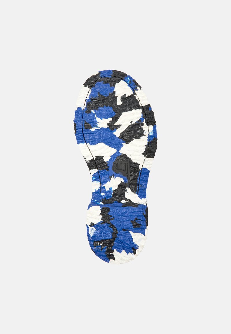 Podeszwa buta z wielokolorowym wzorem kamuflażu w odcieniach niebieskiego, czarnego i białego; teksturowana powierzchnia z widocznymi rowkami i logo marki.
