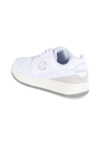 Sneaker alb cu un superior din piele netedă, accente din daim gri și o talpă din cauciuc alb cu modele texturate. Detaliu cu logo embosat.