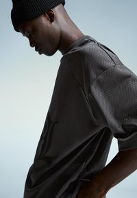 Bershka SHORT SLEEVE - Nyomott mintás póló - dark grey