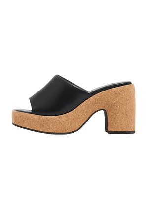 Sandale à glissière en cuir noir avec plateforme en liège et talon épais. Texture lisse et design ouvert à l'avant. La forme courbée améliore le soutien.