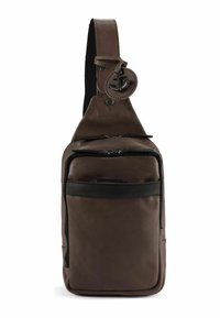 Bruine leren schoudertas met een gestructureerd oppervlak, verstelbare band en twee ritsvakken. Voorzien van een ronde anker-tag als detail.