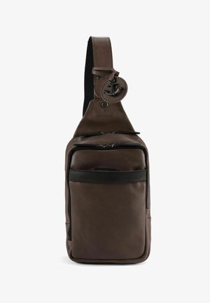 Borsa a tracolla in pelle marrone con superficie testurizzata, tracolla regolabile e due scomparti con cerniera. Presenta un dettaglio a forma di anello con motivo àncora.