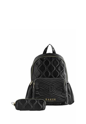 Sac à dos en tissu matelassé noir avec des accents de fermeture éclair dorés et une poche avant proéminente arborant un design de nœud ; comprend une trousse assortie.