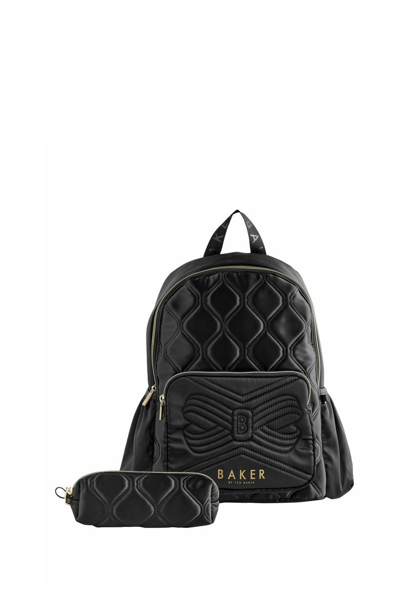Zaino in tessuto trapuntato nero con dettagli in zip color oro e una tasca frontale prominente con un design a fiocco; include un astuccio coordinato.