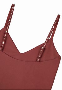 Bordo brezrokavnica z V-izrezom, ki ima tanke naramnice z besedilom "OH APRIL" in srčkastimi detajli, narejena iz gladkega blaga.