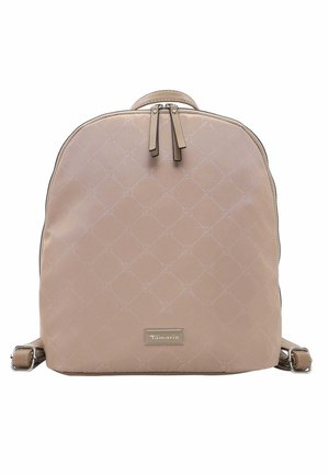 Beiger Rucksack mit ge quiltetem Muster, doppelten Reißverschlüssen und Metallschild. Glatte Textur und abgerundete Form mit verstellbaren Trägern.