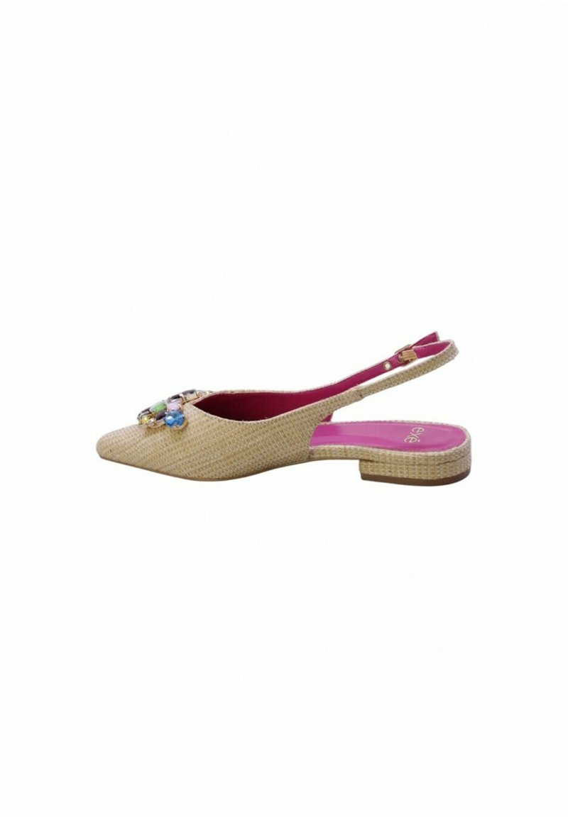 Scarpa slingback beige intrecciata con punta appuntita, interno rosa e dettagli decorativi sulla parte anteriore, dotata di tacco basso.