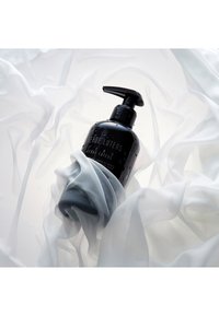 Serge Lutens L'EAU SERGE LUTENS EDP CLEANSING GEL - Duschgel - not defined