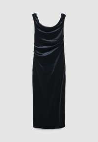 Abito midi senza maniche in velluto nero con scollo a cowl drappeggiato e sottili arricciature laterali, esposto su uno sfondo grigio chiaro uniforme.