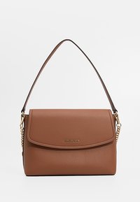 Borsa a mano in pelle marrone con finitura testurizzata, chiusura a pattina e tracolla decorata con catena. Presenta un logo dorato sulla parte anteriore.
