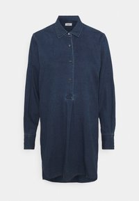 Camicia in denim scuro con maniche lunghe, chiusura con bottoni sul davanti, colletto e orlo curvato. Presenta una trama sottile e cuciture a contrasto.