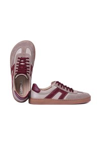 Baskets basses en cuir beige et bordeaux avec lacets bordeaux et semelles en caoutchouc gomme, vues de côté et de dessus sur fond blanc.
