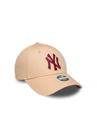 Smeđi bejzbol kapica s zakrivljenim vizirima, s maroon izvezenim NY logotipom sprijeda. Mekana tkanina, konstrukcija od šest panela i podesiv remen.