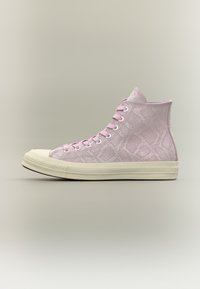 Αθλητικό παπούτσι υψηλού τύπου σε ανοιχτό ροζ με διακριτικό καρό σχέδιο, λευκό λαστιχένιο κάλυμμα στα δάχτυλα και σόλα σε κρεμ απόχρωση.