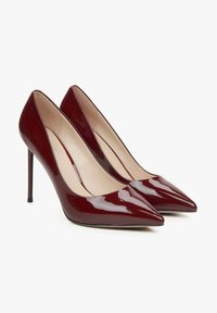 Bordeaux patentleren hoge hakken met een spitse neus en een stiletto hak. Hetextuur met een glanzende afwerking voor een moderne uitstraling.