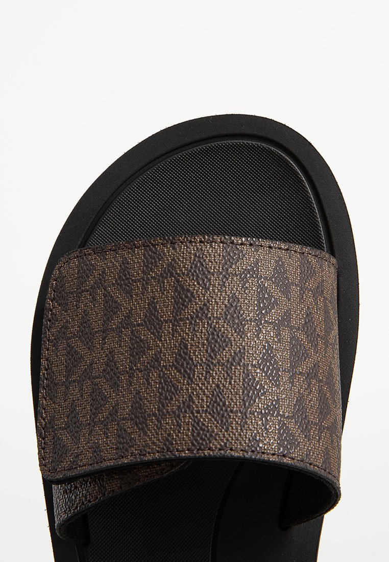 Brązowe klapki z chropowatą górną częścią i czarną gumową podeszwą. Posiadają szeroki pasek dla wsparcia oraz wyprofilowaną wkładkę.