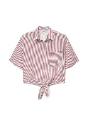 Camicia bianca a maniche corte con bottoni, righe verticali rosse, taschino sul petto con righe diagonali e nodo frontale.