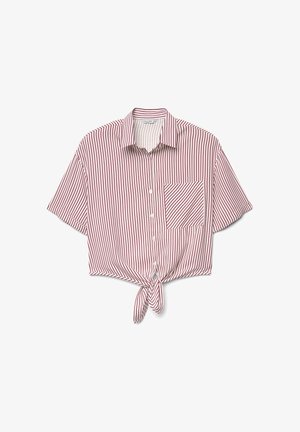 Camicia bianca a maniche corte con bottoni, righe verticali rosse, taschino sul petto con righe diagonali e nodo frontale.