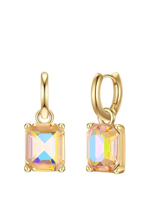 Pendientes dorados que presentan grandes cristales rectangulares facetados con un degradado de color que va del rosa al azul, sujetos a un aro redondo y seguro.