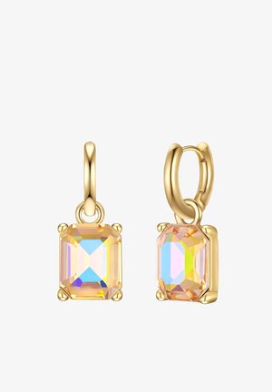 Boucles d'oreilles en or fin, ornées de grandes cristaux rectangulaires facettés avec un dégradé de couleur allant du rose au bleu, fixées à un hoop rond et sécurisé.