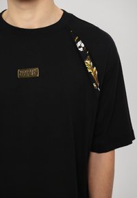 Versace Jeans Couture - T-shirt z nadrukiem