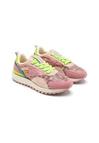 Baskets de sport avec une tige en mesh rose, des lacets verts et un accent bleu. La semelle est blanche avec une surface texturée pour une meilleure adhérence.