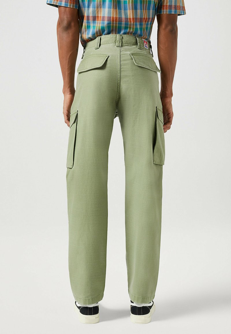 Pantalones cargo de tela verde claro con grandes bolsillos laterales y un ajuste relajado. La cinturilla está reforzada, adecuada para uso casual.