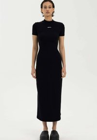 Czarna, dopasowana, krótko rękawowa sukienka z wysokim kołnierzem i detalem logo na piersi. Gładka faktura, sięgająca do podłogi.