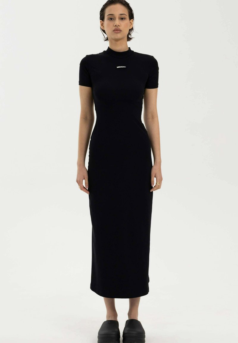 Czarna, dopasowana, krótko rękawowa sukienka z wysokim kołnierzem i detalem logo na piersi. Gładka faktura, sięgająca do podłogi.